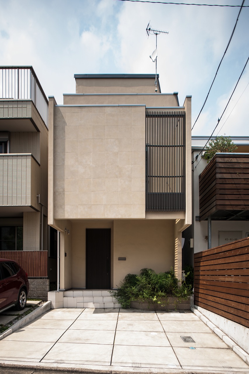 Diagonal lines make compact house roomy.