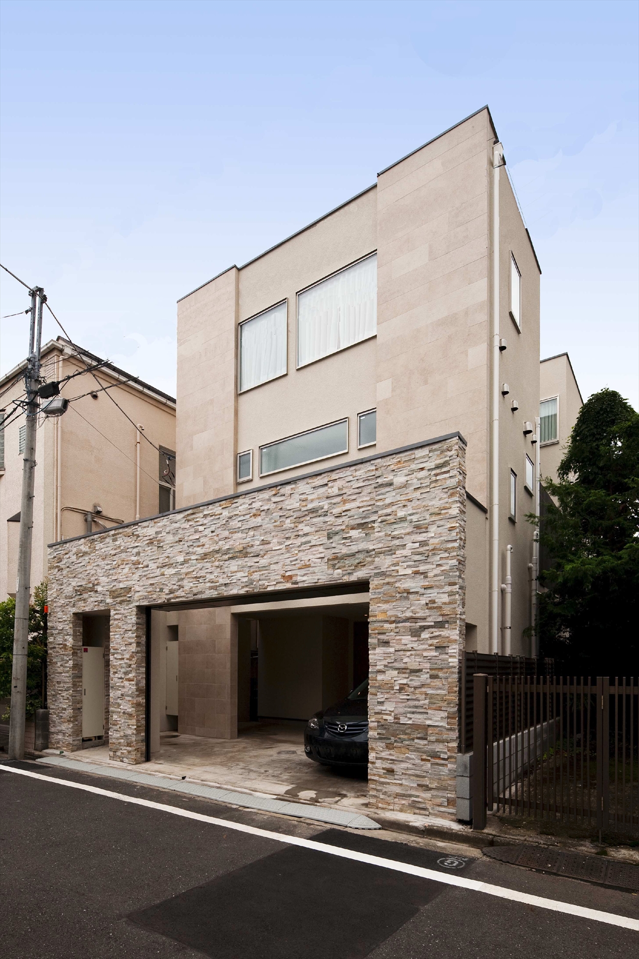 BLACK & WHITE Urban Modern House