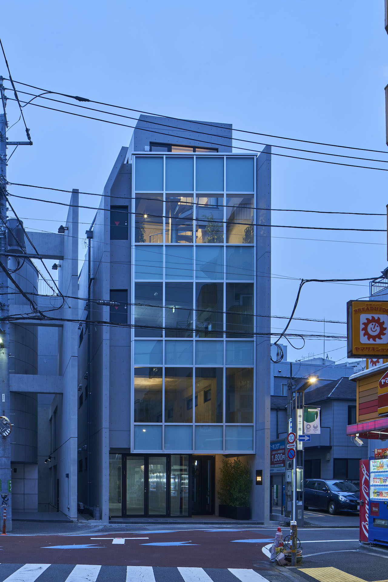 10FMG Building上品なオーナー住戸をもつ都市型テナントビルディング